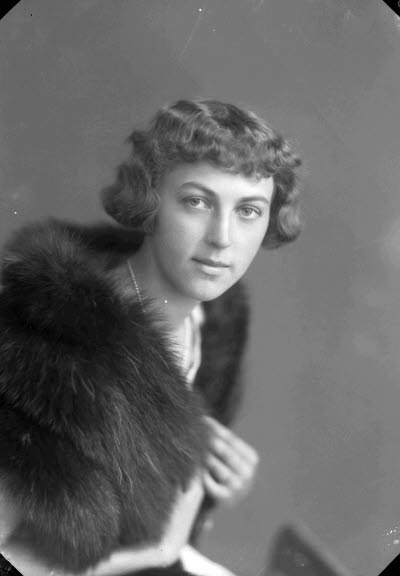 Porträtt av en dam. Ateljefoto.