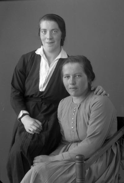 Porträtt av två damer. Ateljefoto.