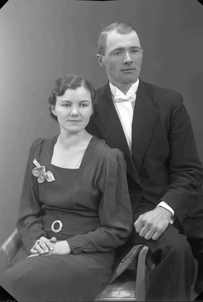 Porträtt av ett brudpar. Ateljefoto.