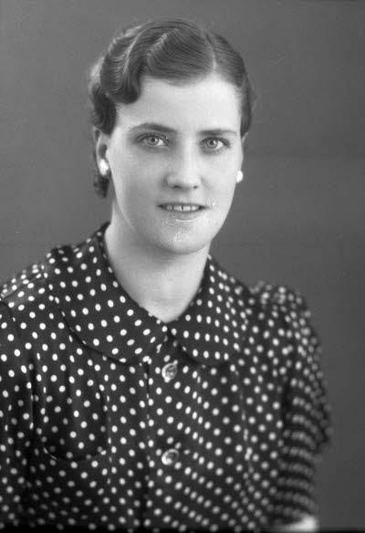 Porträtt av en dam. Ateljefoto.