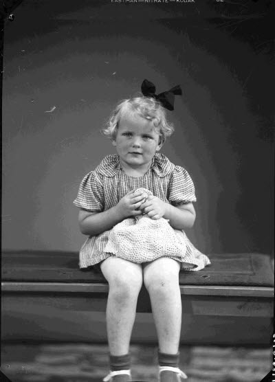 Porträtt av ett barn, en flicka. Ateljefoto.