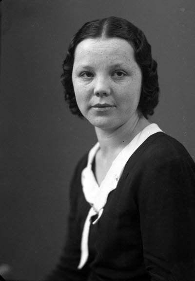 Porträtt av en dam. Ateljefoto.