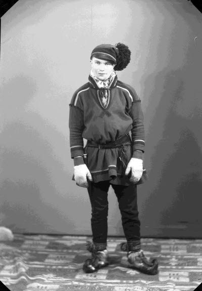 Porträtt av en herre i samedräkt. Ateljefoto.