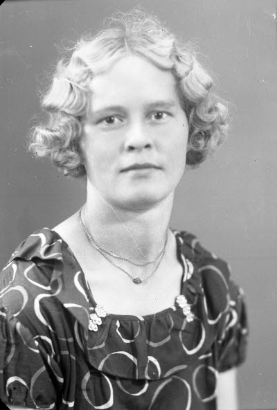 Porträtt av en dam. Ateljefoto.