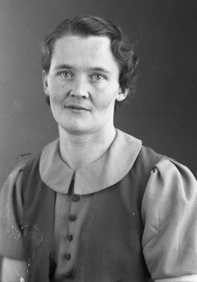 Porträtt av en dam. Ateljefoto.