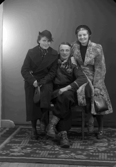 Porträtt av två damer och en herre. Ateljefoto.