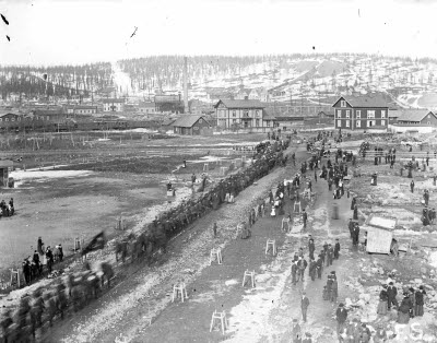 Demonstrationståg vid Malmbergets järnvägsstation. Selettippen i bakgrunden.