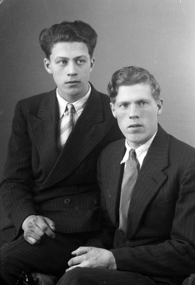 Porträtt av två herrar. Ateljefoto.