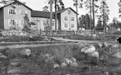 Föreninghuset på Kilen. I förgrunden Tingvallskullespåret. F.d. Missionshuset. Byggnaden uppfördes 1898 som Missionshus. Såldes till LKAB år 1906. Byggnaden utökades med en ny flygel och användes fram till 1942 som samrealskola.