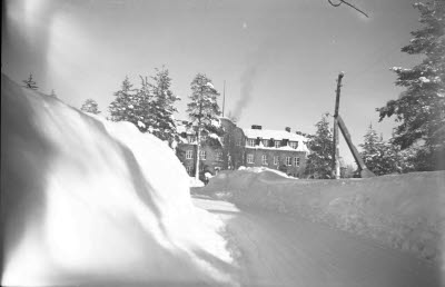 Kommunalhemmet, exteriör; vintermotiv.