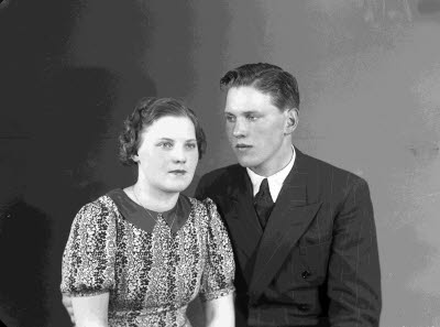 Porträtt av ett par; en herre och en dam. Ateljefoto.