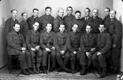 Porträtt av 18 herrar i militäruniformer. Ateljefoto.