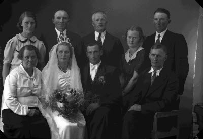 Porträtt av ett brudpar; familjefoto. Ateljefoto.