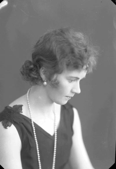 Porträtt av en dam. Ateljefoto.