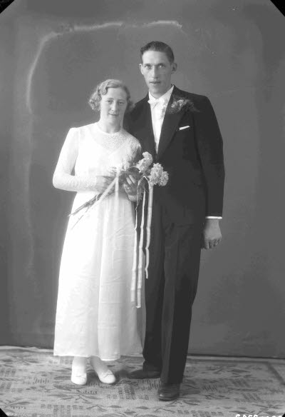 Porträtt av ett brudpar. Ateljefoto.