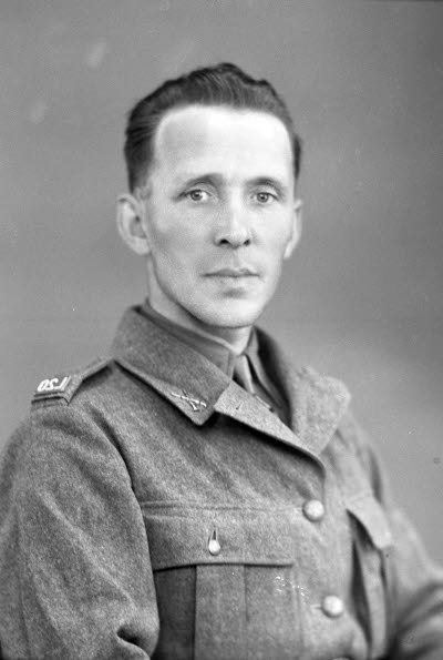 Porträtt av en herre i militäruniform. Ateljefoto.