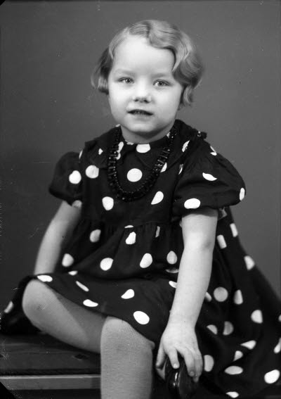 Porträtt av ett barn, en flicka. Ateljefoto.