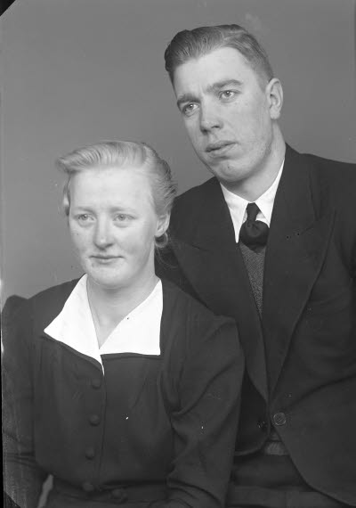 Porträtt av ett par. Bröllopsfoto. Ateljefoto.