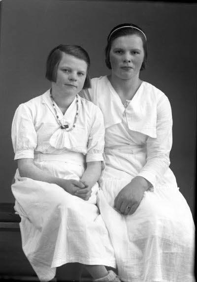 Porträtt av två damer. Ateljefoto.