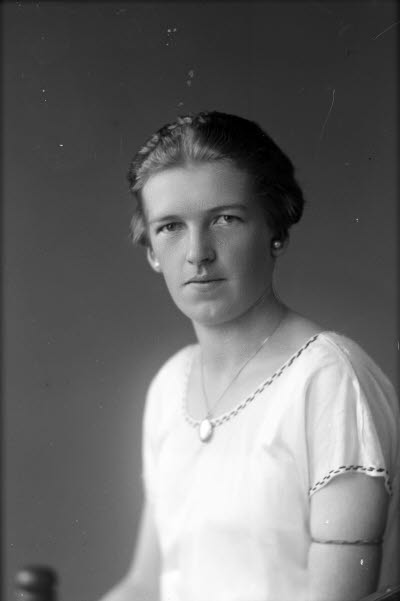 Porträtt av en dam. Ateljefoto.