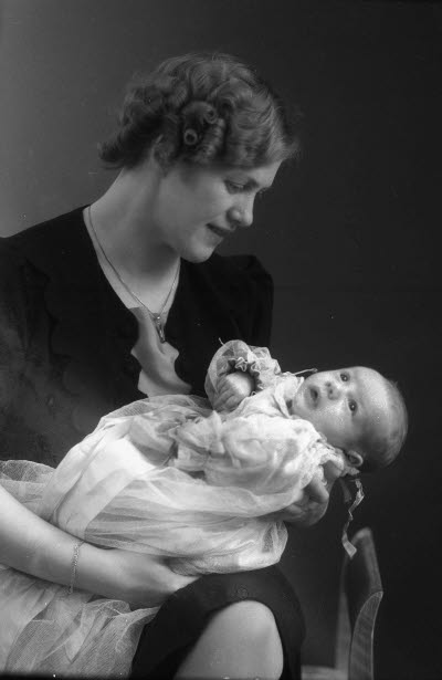 Porträtt av en dam och ett barn; mor och barn. Ateljefoto.