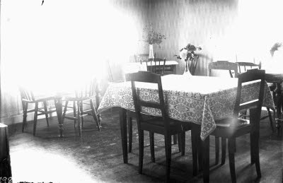 Interiörbild från kafé eller matservering.