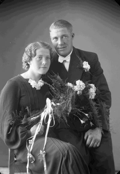 Porträtt av ett brudpar. Ateljefoto.