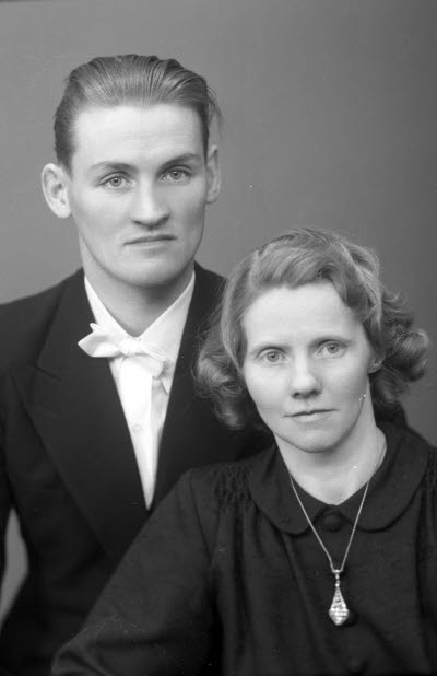 Porträtt av ett par; en herre och en dam. Ateljefoto.