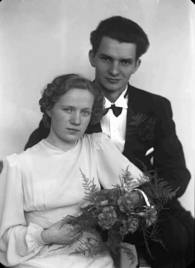 Porträtt av ett brudpar. Ateljefoto.