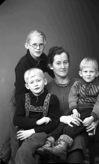 Porträtt av en dam och tre barn, pojkar; mor och barn. Ateljefoto.