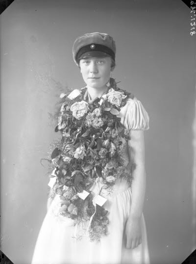 Porträtt av en flicka. Studentexamen. Ateljefoto.