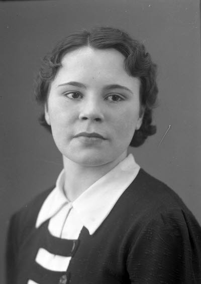 Porträtt av en dam. Ateljefoto.