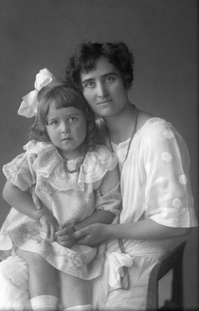 Porträtt av en kvinna och ett barn, flicka. Ateljefoto.