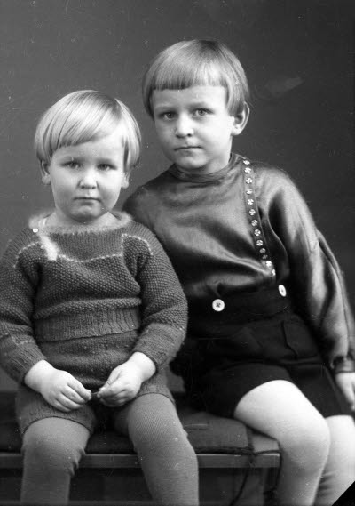 Porträtt av två barn. Ateljefoto.