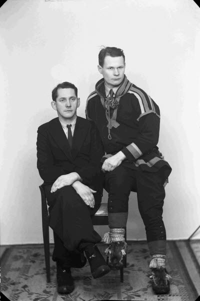 Porträtt av två herrar, den en ene i samedräkt. Ateljefoto.