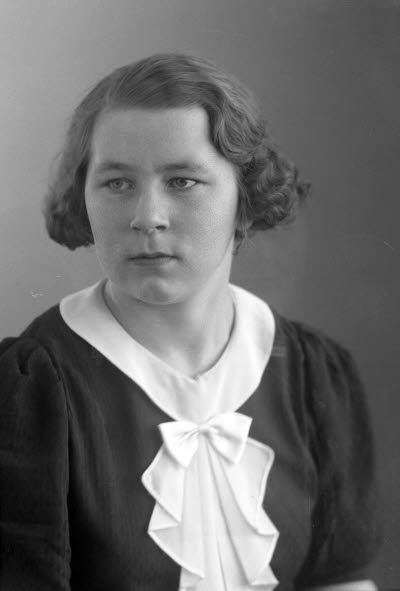 Porträtt av en dam. Ateljefoto.