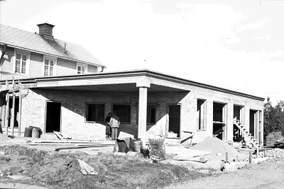 Lasarettsgatan/Hantverkaregatan: Gummiverkstaden under byggnation; senare Philipssons bilaffär.