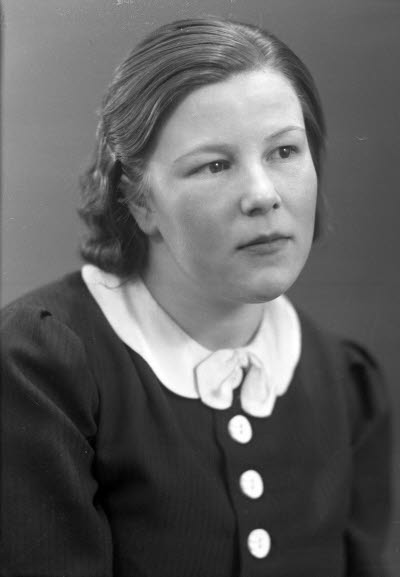 Porträtt av en dam. Ateljefoto.