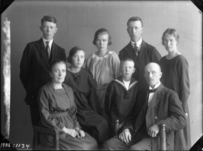 Porträtt av familj. Familjefoto