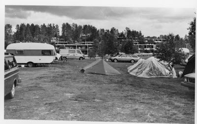 Svenska Kennelklubbens hundutställning, Sjöparken, Gällivare. Tält och husvagnar, boende för deltagare.