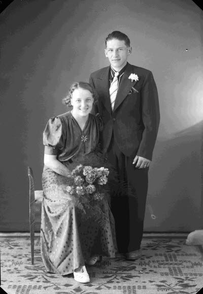 Porträtt av ett brudpar. Ateljefoto.