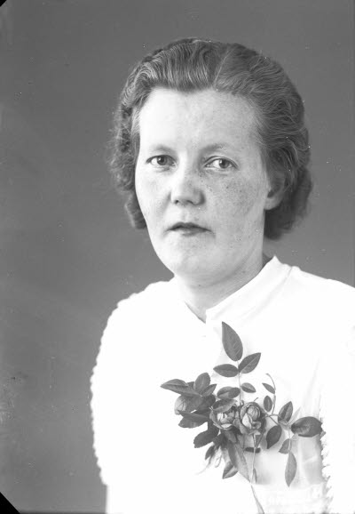 En flicka. Konfirmationsfoto?