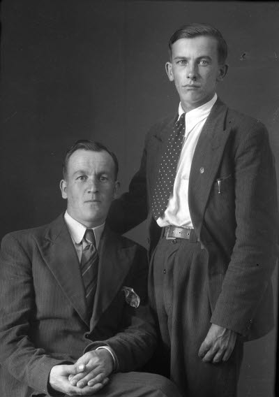 Porträtt av två herrar. Ateljefoto.