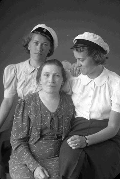 Porträtt av tre damer. Ateljefoto.