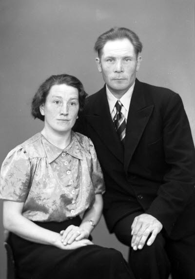 Porträtt av ett par; en herre och en dam. Ateljefoto.