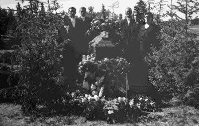 Vähäs bergravning; sörjande samlade kring en blomstersmyckad kista.