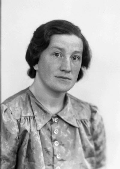 Porträtt av en dam. Ateljefoto.