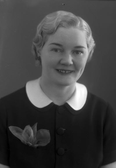 Porträtt av en dam. Ateljefoto.