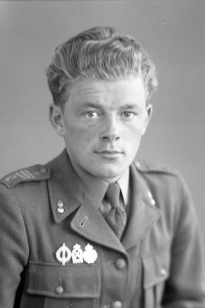 Porträtt av en herre i militäruniform. Ateljefoto.