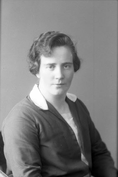 Porträtt av en dam. Ateljefoto.